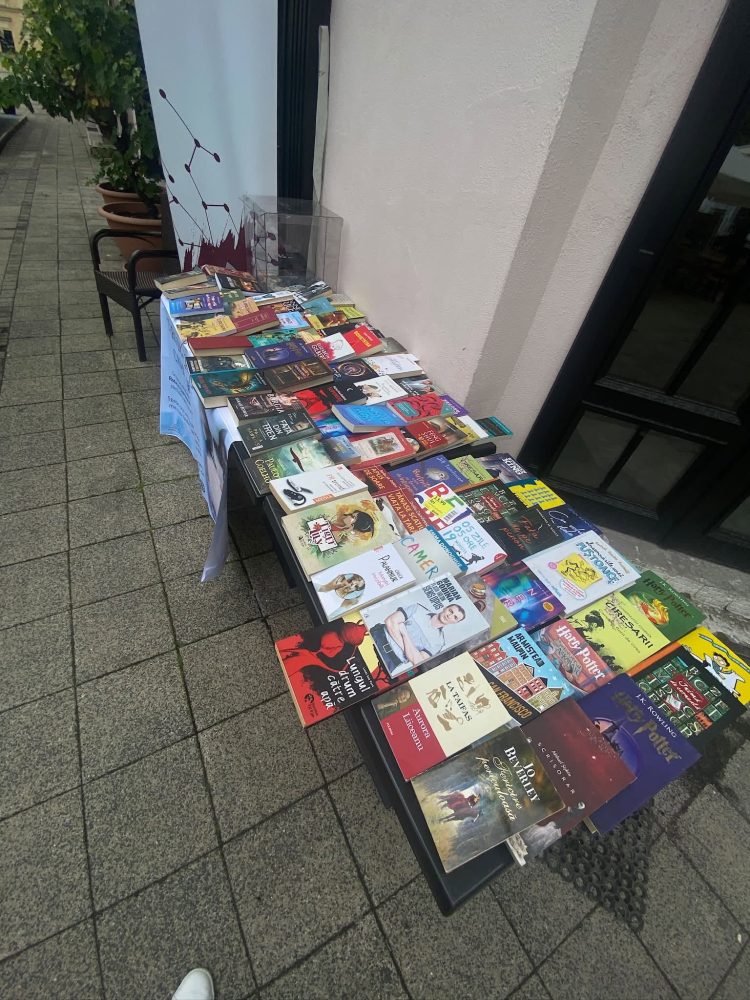 Ai cărți pe care nu le mai citești? În Baia Mare, ele pot ajuta pisicile fără stăpân
