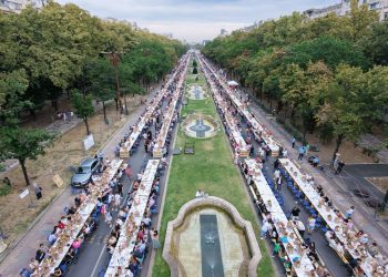 Sufrageria din centrul Capitalei a intrat în Cartea Recordurilor! 20.000 de oameni au stat la cea mai lungă masă din lume!