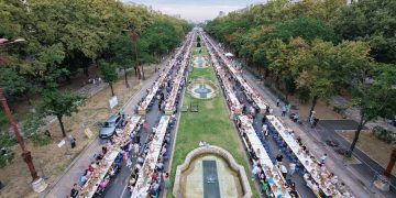 Sufrageria din centrul Capitalei a intrat în Cartea Recordurilor! 20.000 de oameni au stat la cea mai lungă masă din lume!