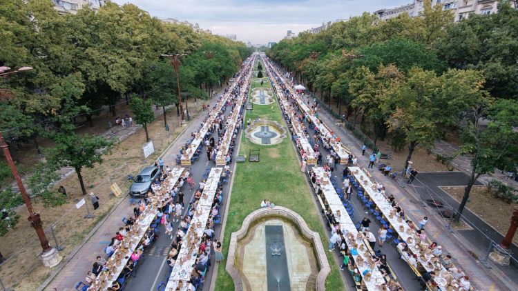 Sufrageria din centrul Capitalei a intrat în Cartea Recordurilor! 20.000 de oameni au stat la cea mai lungă masă din lume!