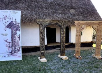 Ce înseamnă semnele cioplite pe porțile tradiționale? O poveste redescoperită la Baia Mare