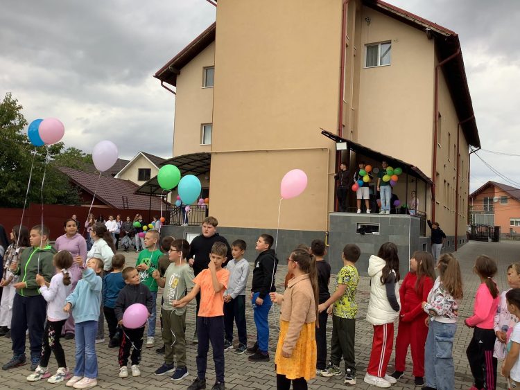 „Ziua porților deschise” la Centrul de zi „Emanuel” din Sighetu Marmației, în cadrul aniversării a 30 de ani de la sfințirea Mănăstirii „Maica Îndurerată”