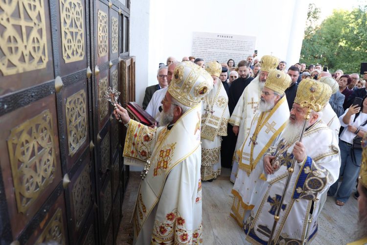 PS Iustin, episcopul Maramureșului și Sătmarului, prezent la sfințirea picturii unei biserici monumentale din Cluj-Napoca