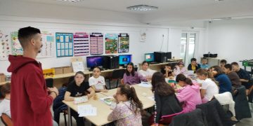 „Comunitate fără bariere” – Copiii din Baia Mare au învățat cum să gestioneze emoțiile și stresul la început de an școlar