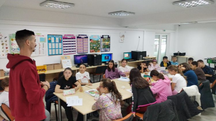 „Comunitate fără bariere” – Copiii din Baia Mare au învățat cum să gestioneze emoțiile și stresul la început de an școlar