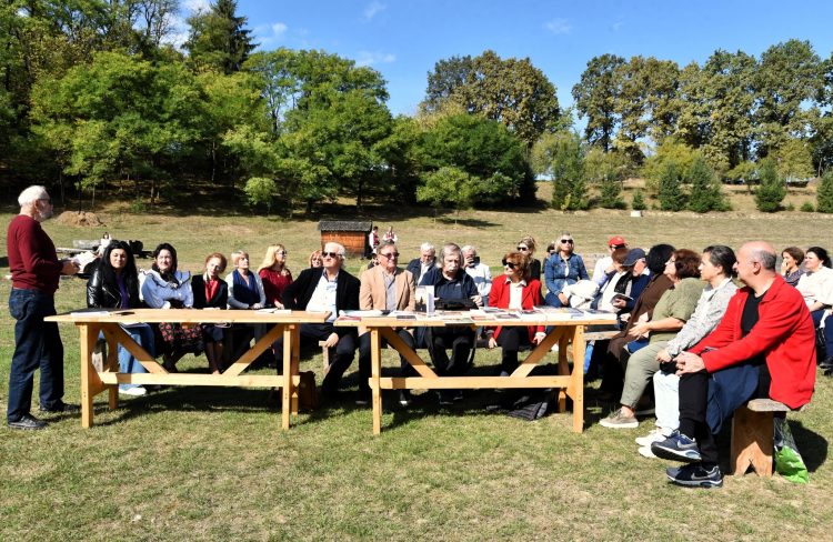 Poezia a coborât „la firul ierbii” la Sighet. Versuri, tradiție și cântec la Festivalul Internațional de Poezie