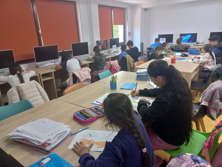 Educație, creativitate și prietenie la Centrul Multifuncțional Romanii