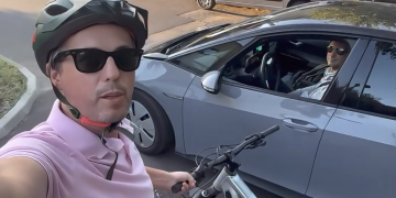 Să râdem sau să ne revoltăm? Pap Zsolt merge cu bicicleta, mașina Primăriei îl însoțește pentru un „concurs electoral”. Cine plătește pentru acest derapaj de imagine?