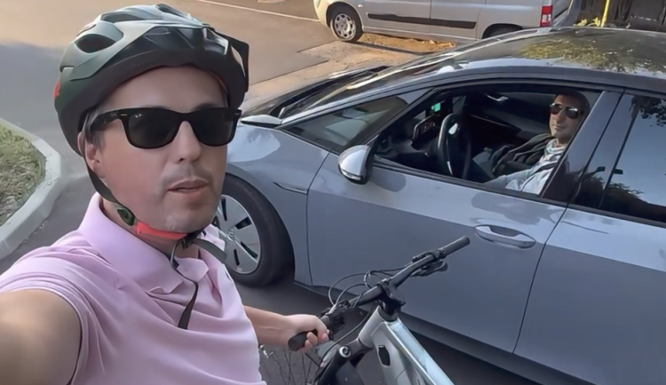 Să râdem sau să ne revoltăm? Pap Zsolt merge cu bicicleta, mașina Primăriei îl însoțește pentru un „concurs electoral”. Cine plătește pentru acest derapaj de imagine?