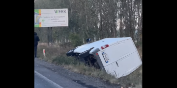 Un alt accident pe DN1C, Baia Mare–Cluj: o autoutilitară a ajuns în afara carosabilului
