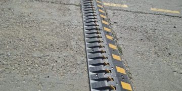 „Capcană” pe carosabil în Piața Agroalimentară din Baia Mare? Șoferii reclamă anvelope deteriorate, iar Primăria trebuie să explice