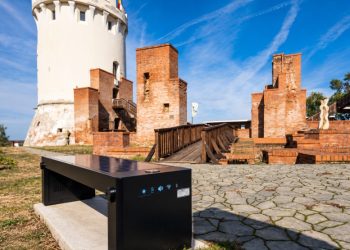 Wi-Fi și încărcare lângă ziduri de sute de ani. Bănci inteligente în Satu Mare