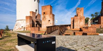 Wi-Fi și încărcare lângă ziduri de sute de ani. Bănci inteligente în Satu Mare