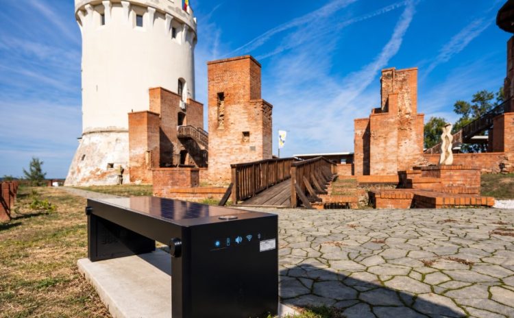 Wi-Fi și încărcare lângă ziduri de sute de ani. Bănci inteligente în Satu Mare
