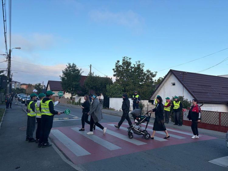 Elevii din Baia Mare, instruiți de polițiști pentru un trafic mai sigur