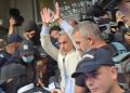 Călin Georgescu ridică mâinile încătușate la ieșirea de la DIICOT pentru a fi dus în arest