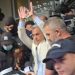 Călin Georgescu ridică mâinile încătușate la ieșirea de la DIICOT pentru a fi dus în arest