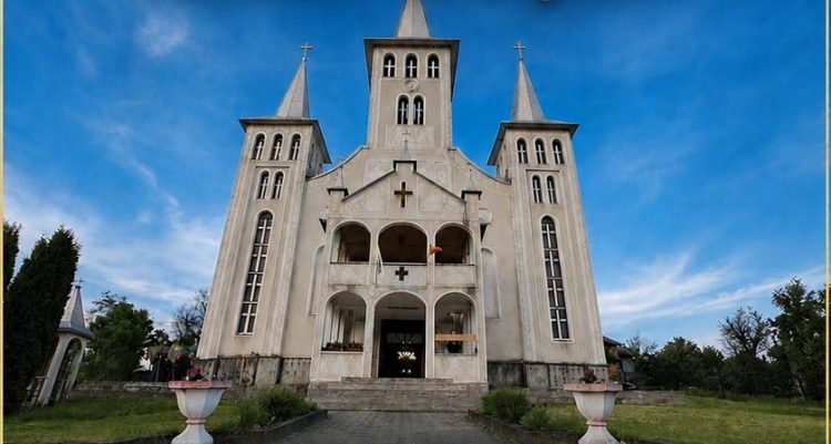 Hramul Bisericii „Nașterea Maicii Domnului” din Rona de Jos, pe 8 septembrie