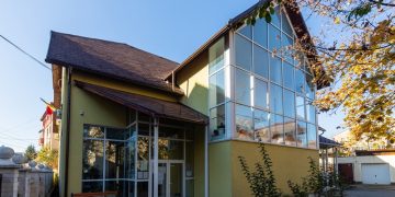 Spectacol cultural-artistic la CASPEV Baia Mare. Muzică, poezie și teatru, vineri, 25 septembrie