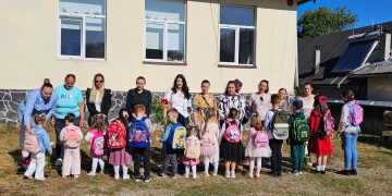 S-au dus cu ghiozdanele la școală. Dar nu le-a deschis nimeni ușa – „Repetenți la educație”