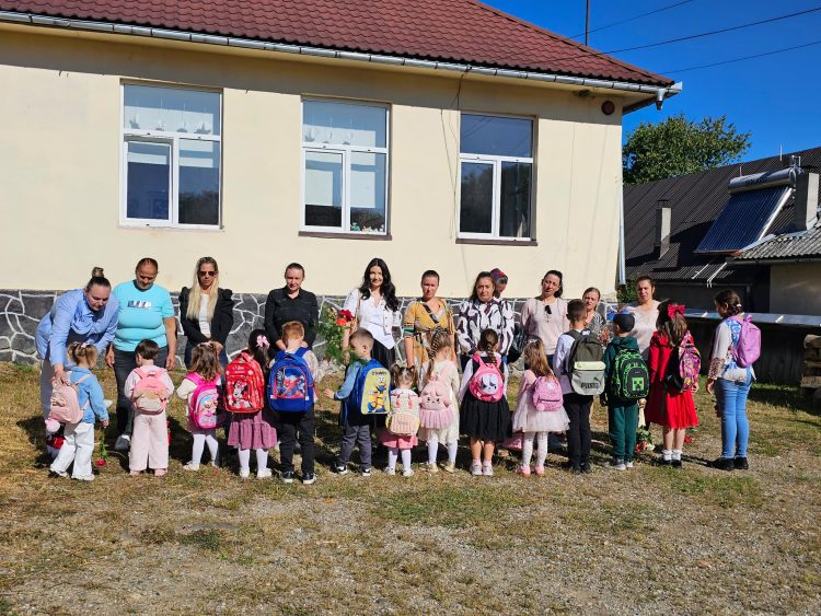 S-au dus cu ghiozdanele la școală. Dar nu le-a deschis nimeni ușa – „Repetenți la educație”