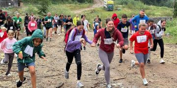 La Repedea s-a alergat în familie – Peste 50 de participanți la prima ediție a „Crosului Familiei – Ștafeta Generațiilor”