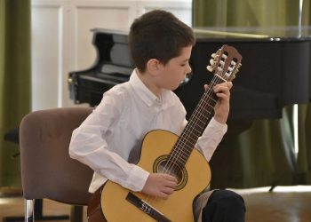 Premiul III la un concurs internațional pentru tânărul chitarist Daniel Costin de la Colegiul de Arte din Baia Mare