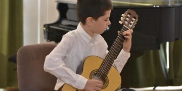 Premiul III la un concurs internațional pentru tânărul chitarist Daniel Costin de la Colegiul de Arte din Baia Mare