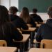 Elevii protestează azi faţă de introducerea uniformelor – Merg la cursuri îmbrăcați în negru