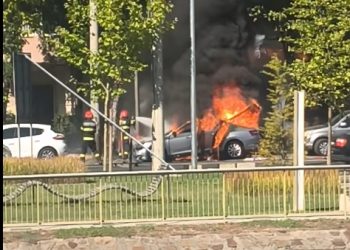 Mașină cuprinsă de flăcări pe Bulevardul Independenței din Baia Mare – foto