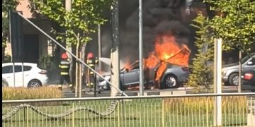 Mașină cuprinsă de flăcări pe Bulevardul Independenței din Baia Mare – foto