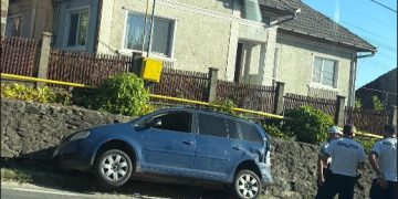 Mașină derapată și lovită în panta de la Recea. Poliția, la fața locului