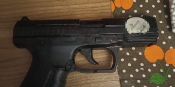 Arme și bani cash, ridicate de trupele SAS după percheziții în Târgu Lăpuș și Baia Mare