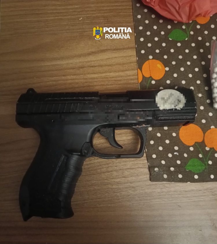 Arme și bani cash, ridicate de trupele SAS după percheziții în Târgu Lăpuș și Baia Mare