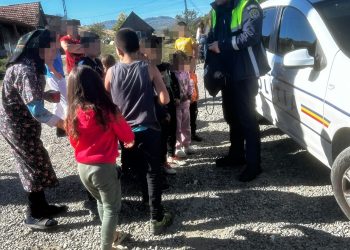 Tineri din Sarasău, față în față cu polițiștii – Discuții despre droguri, bullying și delincvență