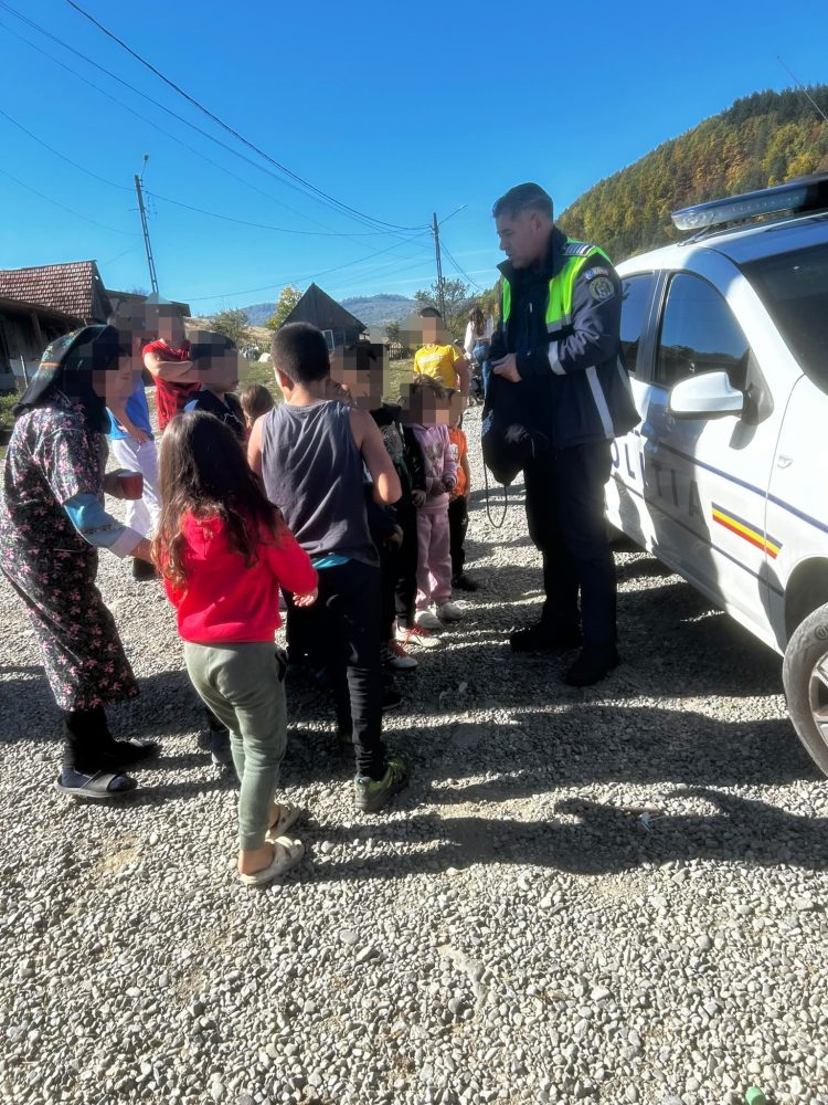 Tineri din Sarasău, față în față cu polițiștii – Discuții despre droguri, bullying și delincvență
