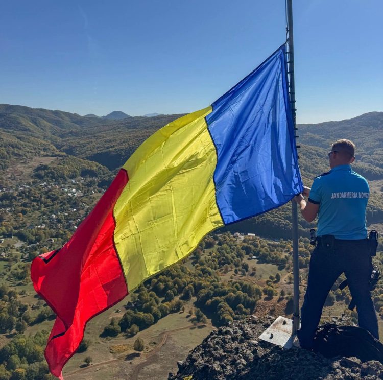 23 de ani de Jandarmerie Montană în Maramureș – Drapelul național, arborat la Pietrele Șoimului
