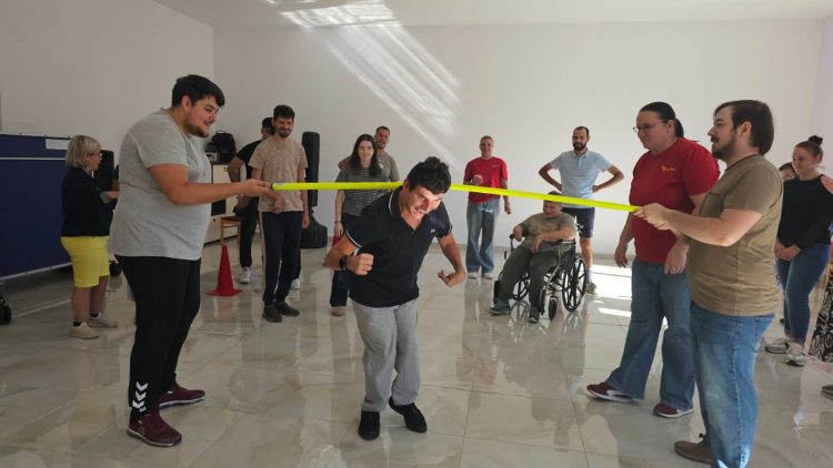 Tineri cu nevoi speciale, studenți și voluntari, împreună la Esperando