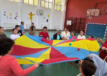 Activități sportive incluzive la Baia Mare – Tinerii de la Esperando și elevii Școlii „Nicolae Iorga” au făcut echipă
