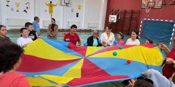 Activități sportive incluzive la Baia Mare – Tinerii de la Esperando și elevii Școlii „Nicolae Iorga” au făcut echipă