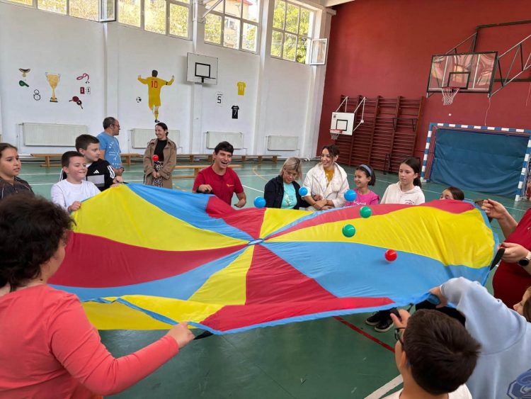 Activități sportive incluzive la Baia Mare – Tinerii de la Esperando și elevii Școlii „Nicolae Iorga” au făcut echipă