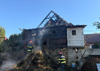 Incendiu la o anexă gospodărească din Rohia – Pompierii voluntari și militarii au intervenit pentru stingerea focului
