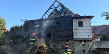 Incendiu la o anexă gospodărească din Rohia – Pompierii voluntari și militarii au intervenit pentru stingerea focului