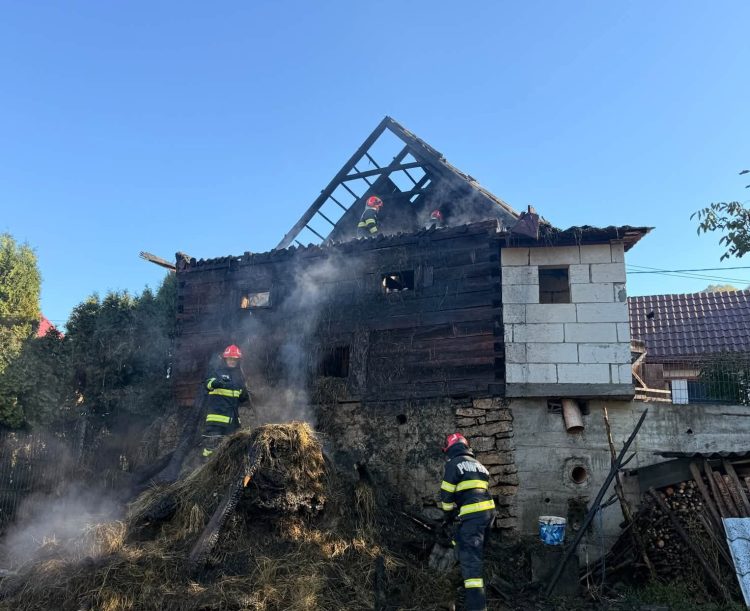 Incendiu la o anexă gospodărească din Rohia – Pompierii voluntari și militarii au intervenit pentru stingerea focului