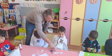 Cum învață să citească elevii dintr-o școală-pilot din Maramureș. Primele rezultate, analizate la Șomcuta Mare