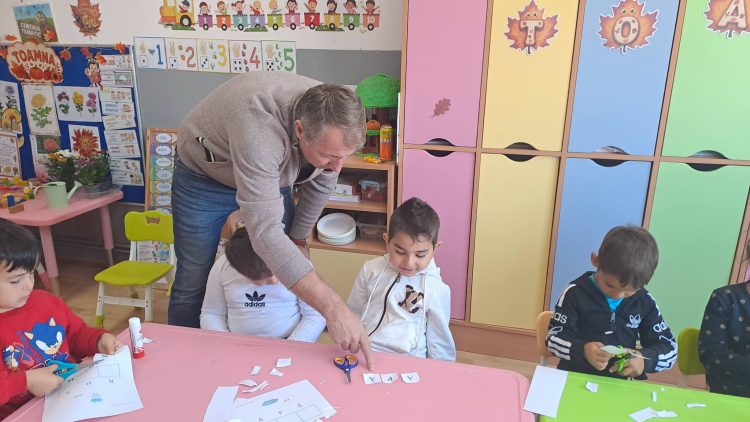 Cum învață să citească elevii dintr-o școală-pilot din Maramureș. Primele rezultate, analizate la Șomcuta Mare