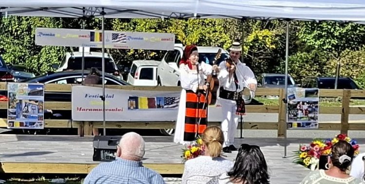 Florentina și Petru Giurgi au dus cântecul și tradițiile Maramureșului la un festival românesc organizat în New Jersey, SUA