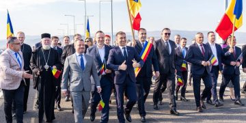 Un pod spre viitor și prea multe priviri întoarse spre trecut!