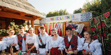 „Nuntă în sat”, sărbătoare românească în dreapta Tisei. Tradițiile strămoșești, readuse la viață de tânăra generație