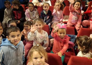 O zi magică la teatru – Copiii de la Centrul Comunitar Multinațional din Baia Mare au descoperit povestea „Albă ca Zăpada”